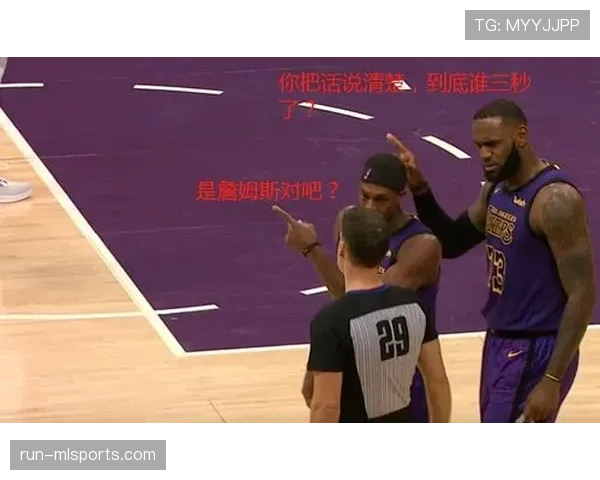 裁判判断脚踢球违例的关键标准是什么？